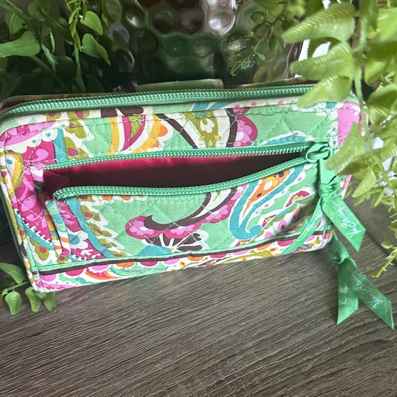 ✳️Vera Bradley Tutti Frutti Turn
Lock Wallet Mint Green Multicolor Paisley - Picture 8 of 16